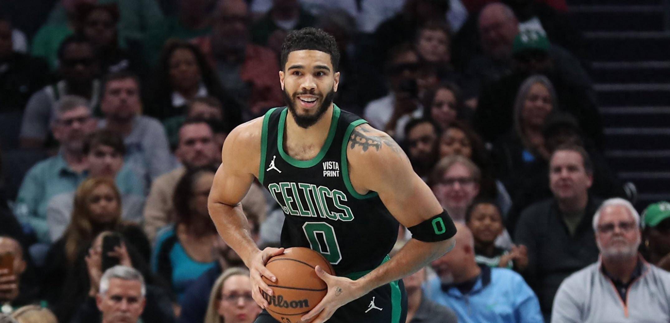 内雷斯边路传中显威，霍伊伦麦克托米奈双破门（内雷斯边路精准传中发威，霍伊伦、麦克托米奈双双建功）