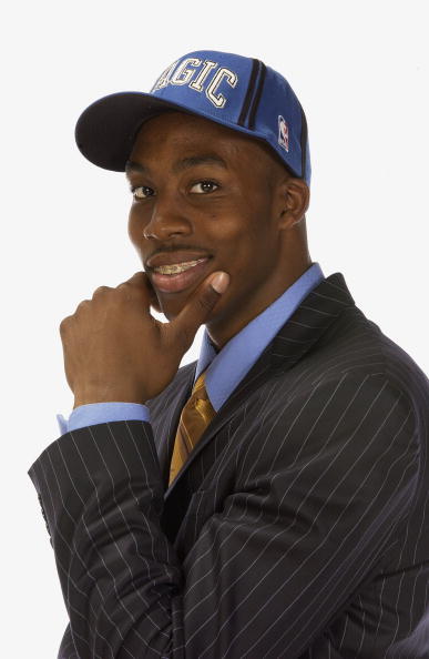 踢球者：阿德耶米被换下后有不满情绪，凯尔要对他进行罚款（踢球者：阿德耶米对被换下不满，凯尔将处以罚款）