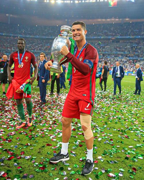 由于薪资微薄，意大利新闻工作者宣布在11月28日罢工（薪酬过低，意大利记者将于11月28日举行罢工）