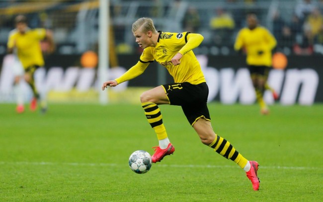 李新翔：武磊是我的榜样，能和自己的偶像一起踢球感觉很奇妙（李新翔：以武磊为榜样，与偶像并肩作战倍感奇妙）