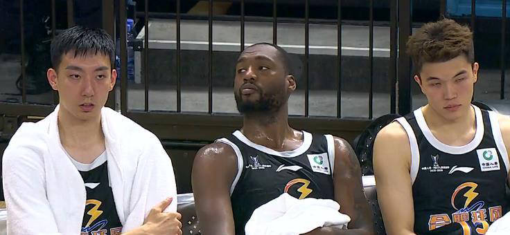 网球到底是黄色还是绿色的？ 你们觉得呢？（网球究竟是黄色还是绿色？你怎么看？）