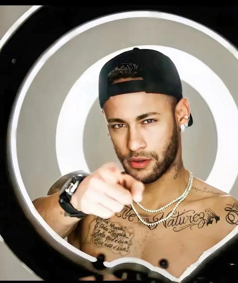 卡恩：纳格尔斯曼应该停止试验；拜仁和于帕续约的代价很昂贵（卡恩直言纳格尔斯曼应收手试验，拜仁与于帕续约成本高企）