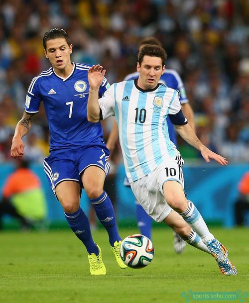 希罗脚伤未愈仍随队出征3连客，战篮网缺席&何时复出未定（希罗脚伤未愈仍随队三连客，缺席战篮网，复出时间未定）